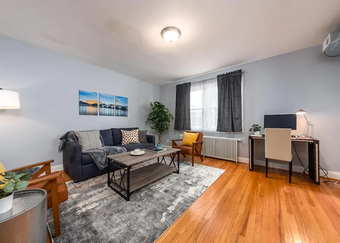 Capitol Hill Apartment With Free Parking